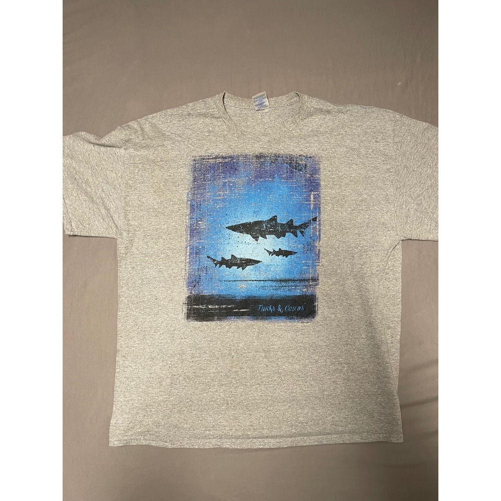 Gildan Turks and Caicos Shark Graphic T-Shirt Mens 2XL Heather Gray Short Sleeve